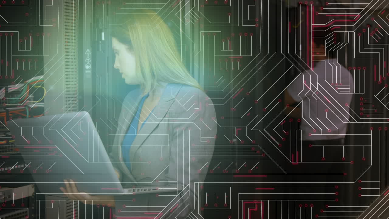 мужчина и женщина работают на компьютерном сервере, в то время как светящаяся материнская плата движется на переднем плане