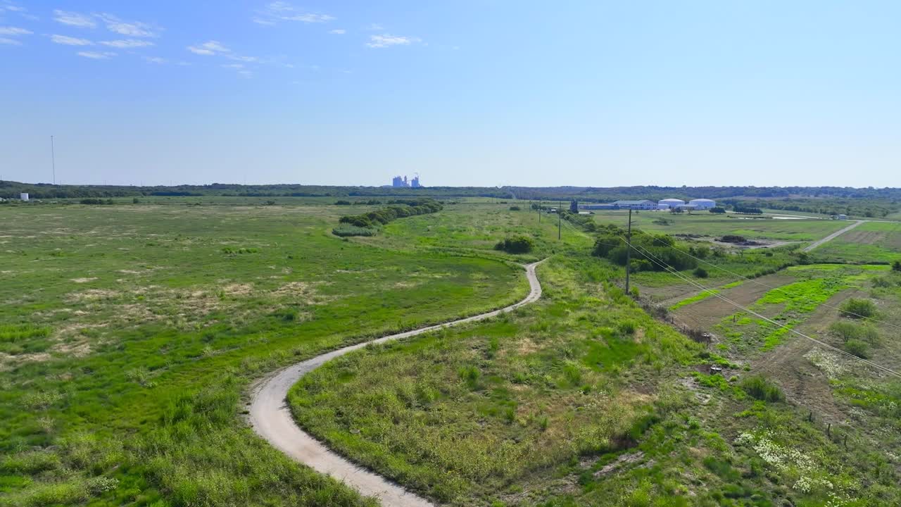 volando sobre la carretera en el país