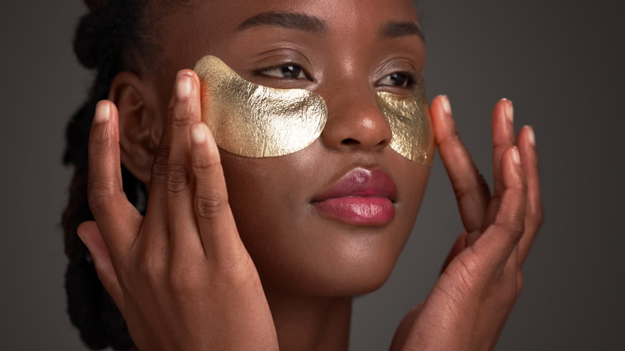 Frau mit goldenen Augenpads