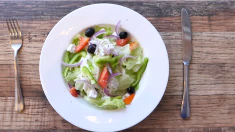 ensalada griega en un plato