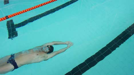 Swimmer-swimming-into-the-pool