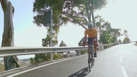 Una-Escena-Matutina-Muestra-A-Un-Hombre-En-Bicicleta-De-Carretera-Haciendo-Ejercicio-Al-Aire-Libre-En-Una-Calle-Tranquila.-La-Perspectiva-En-Cámara-Lenta-Enfatiza-El-Concepto-De-Deportes-Extremos.