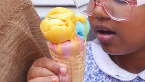 niña comiendo helado