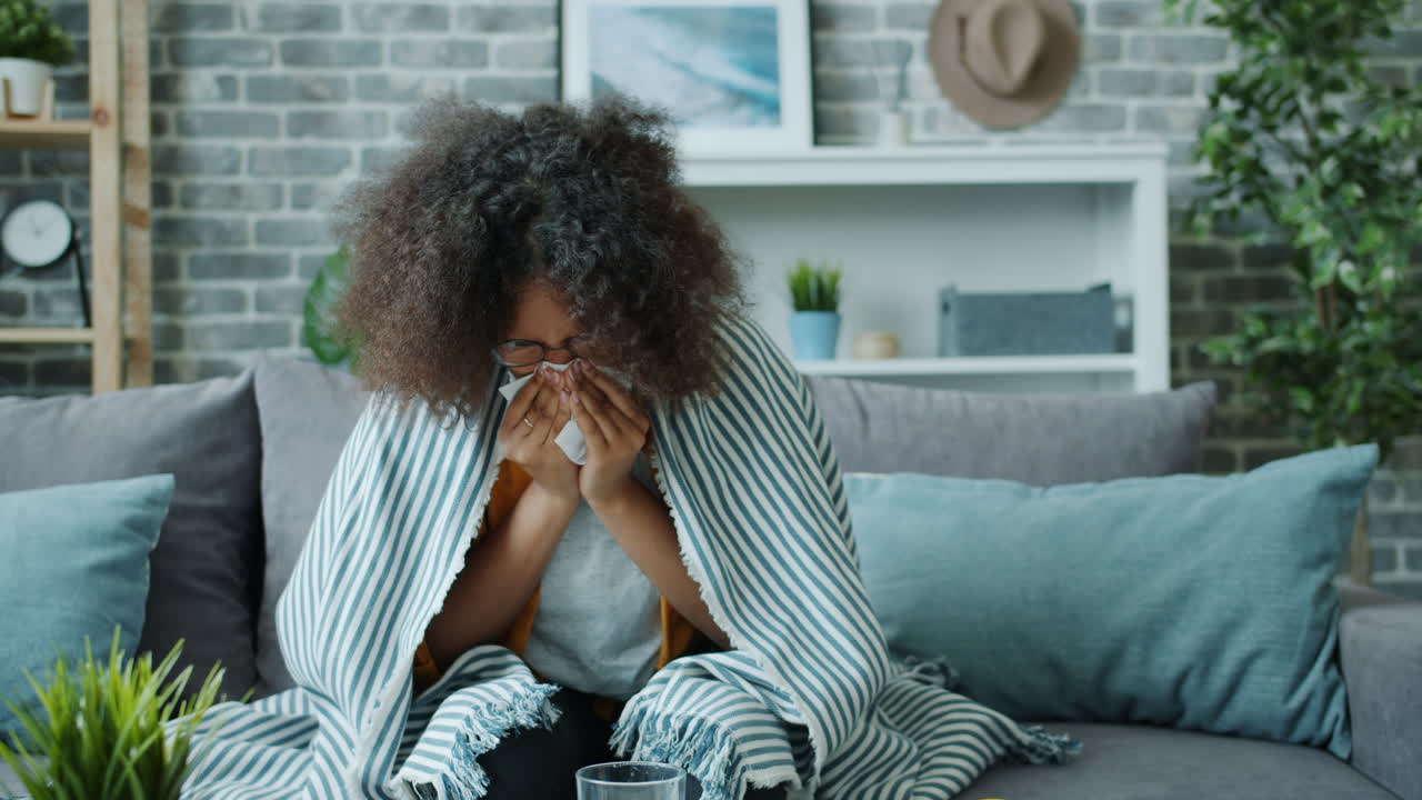 mujer que se siente enferma en casa