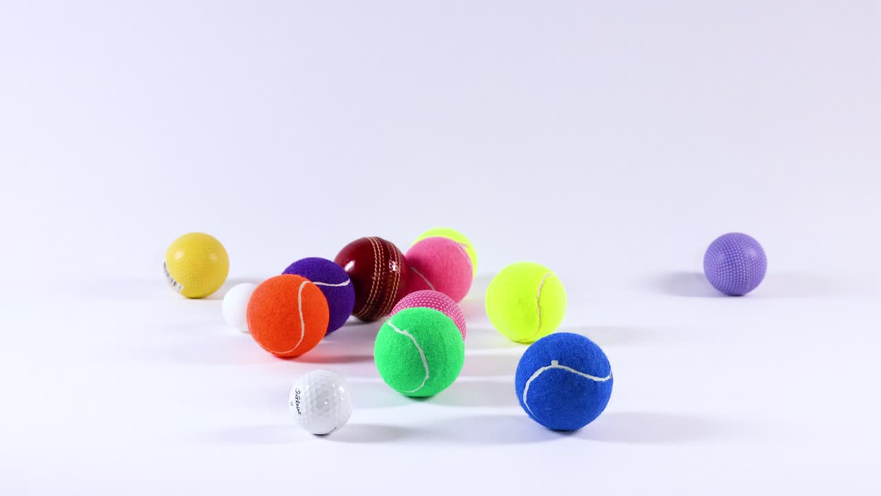 varias bolas que se mueven e interactúan en la superficie blanca