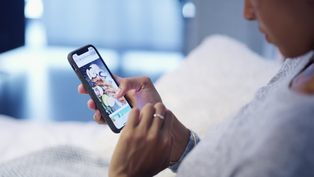 tomándose el tiempo para revisar sus sitios favoritos