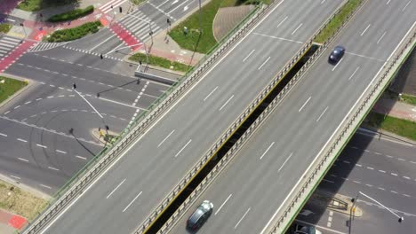 vista superior de la carretera de la autopista. clip. autopista con tráfico en el bosque. autopista suburbana con automóviles y camiones. viajes y transporte. vista aérea