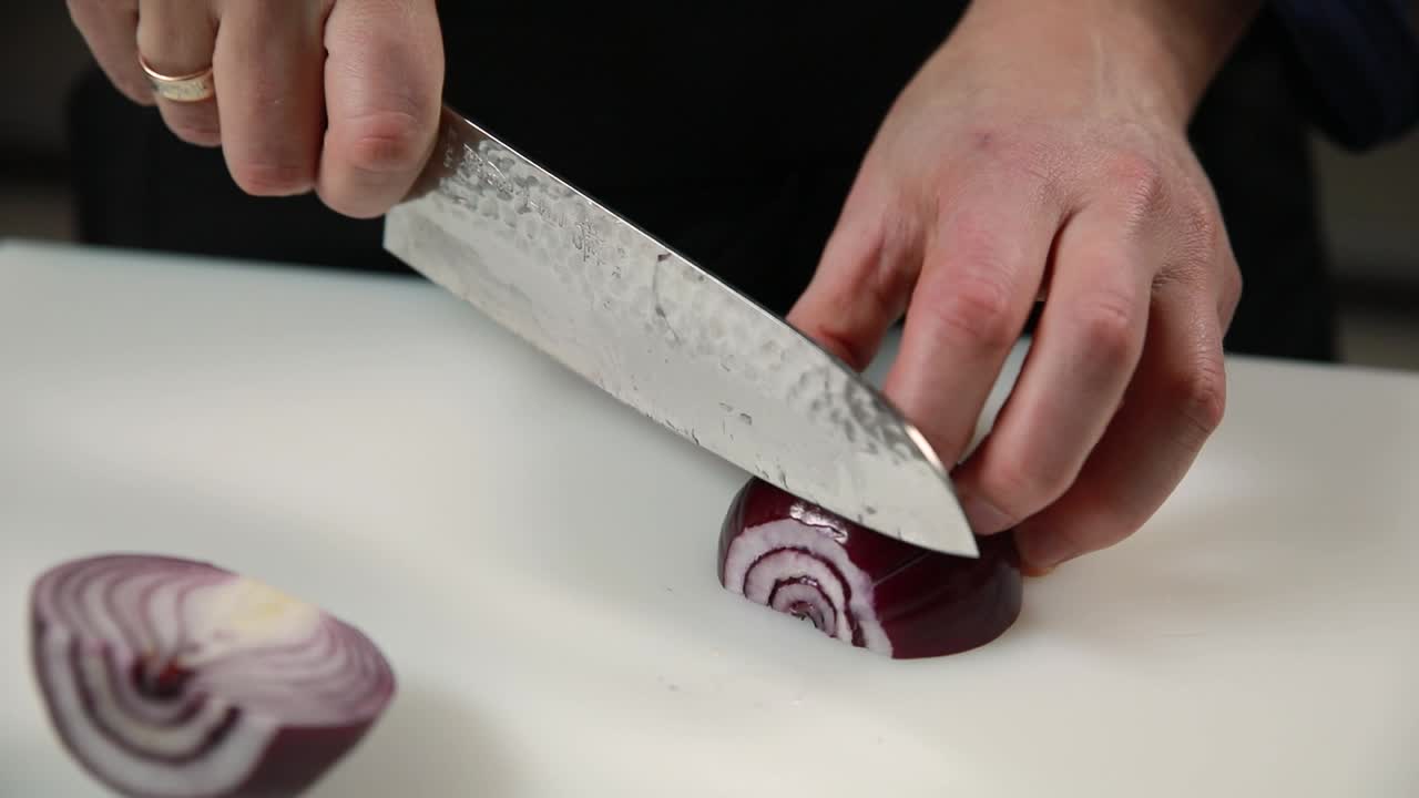 cortar las cebollas rojas