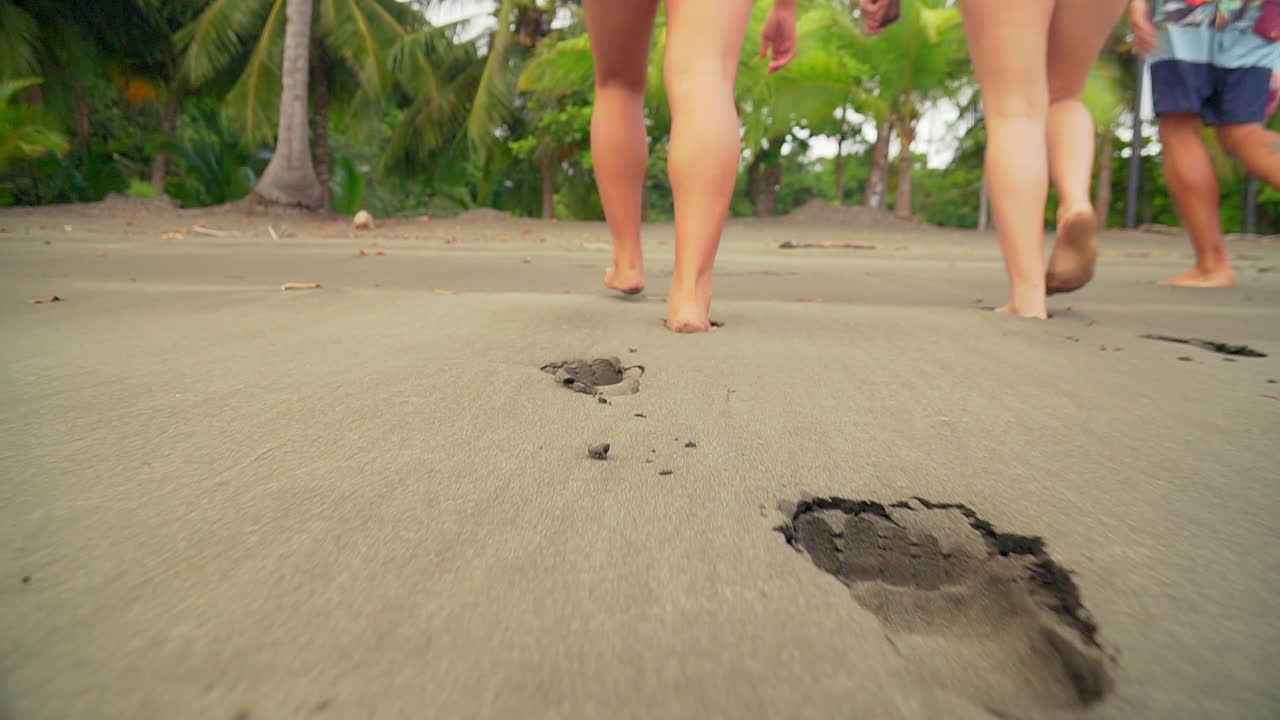 Primo piano di persone che camminano sulla spiaggia in un ambiente tropicale, Boca Chica, Panama.