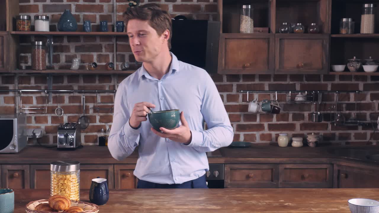 tío, diviértete en casa y disfruta de la comida saludable.