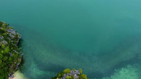 Über-Den-Klippen:-Drohne-Erfasst-Kalksteinberg-Und-Geheimen-Strand-In-Der-Halong-Bucht