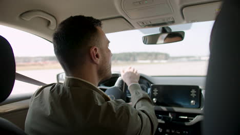 mann lernt autofahren