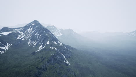 Dramatische-Landschaft-Mit-Gipfeln-Des-Hohen-Kaukasus-Und-Weißem-Schnee