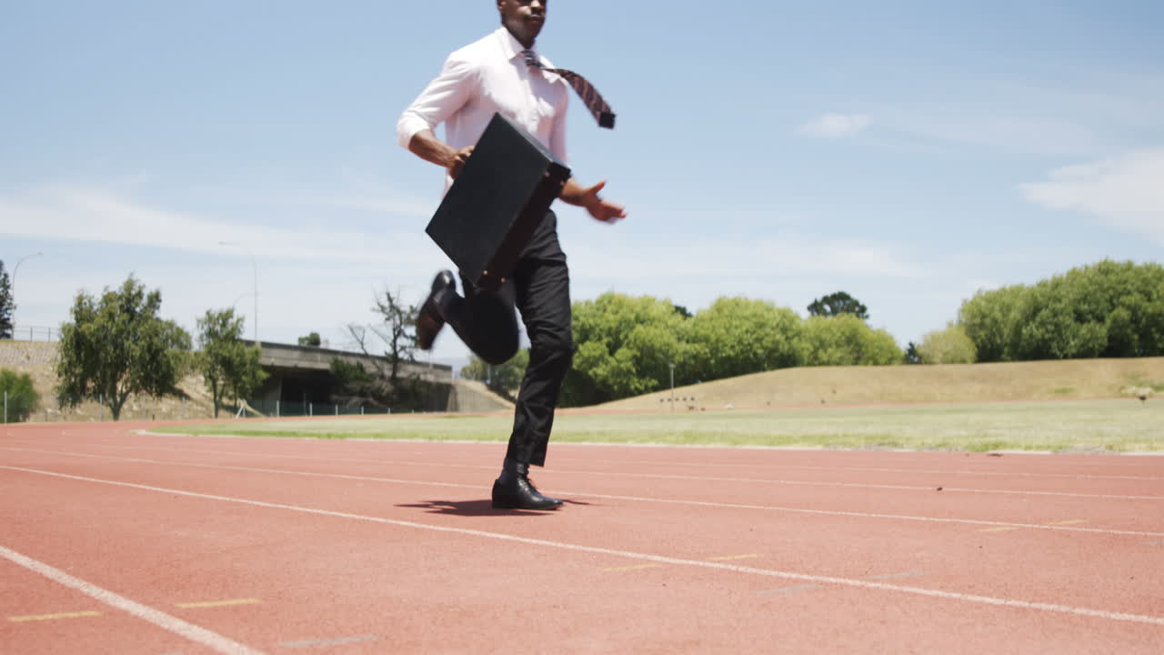 un hombre de negocios corriendo con un maletín.