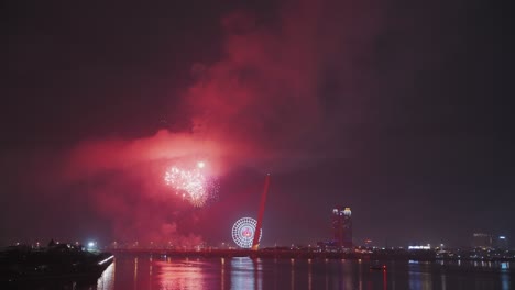 Coloridos-Fuegos-Artificiales-Iluminan-El-Cielo-Para-El-Año-Nuevo-Lunar-Y-Las-Vacaciones-De-Tet-Sobre-El-Río-Han-En-Danang,-Vietnam