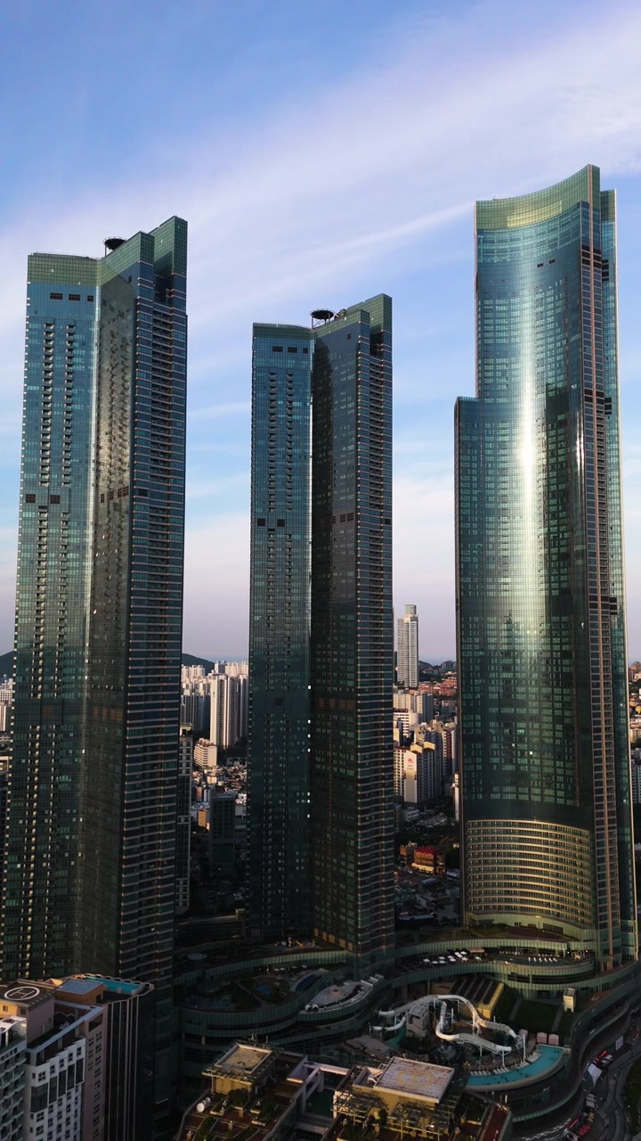 Ripresa drone verticale attorno agli edifici più alti di Busan accanto alla spiaggia di Haeundae