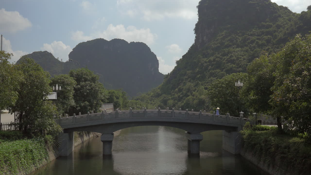 Cầu bắc qua sông ở Tràng An Việt Nam