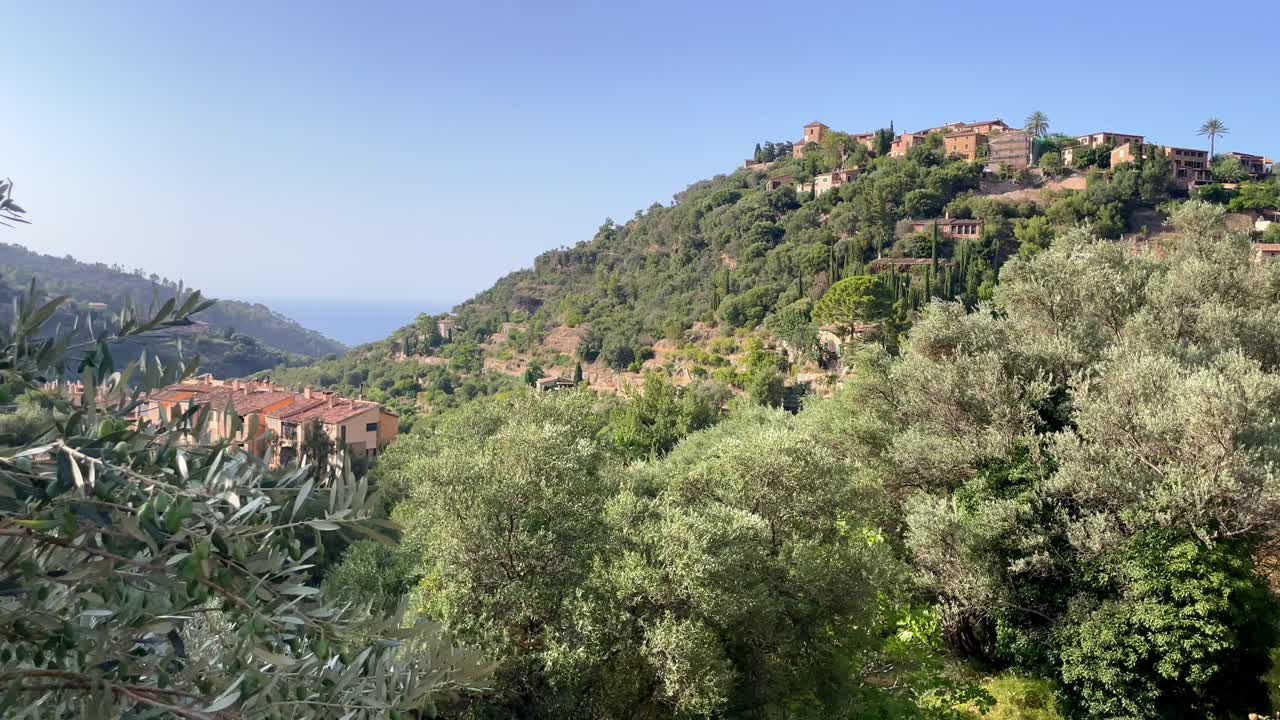 여름 에 마요르카 의 시골 에 있는 데아 마을 의 외관