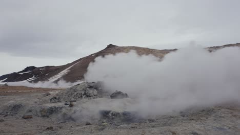 Nähert-Sich-Dem-Aktiven-Dampfabzug-Und-Verschwindet-In-Einer-Weißen,-Dichten-Dampfwolke