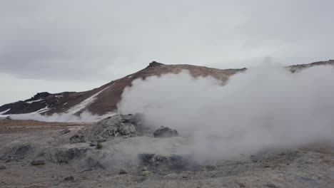 se acerca a la ventilación de vapor activa y desaparece en una densa nube de vapor blanca