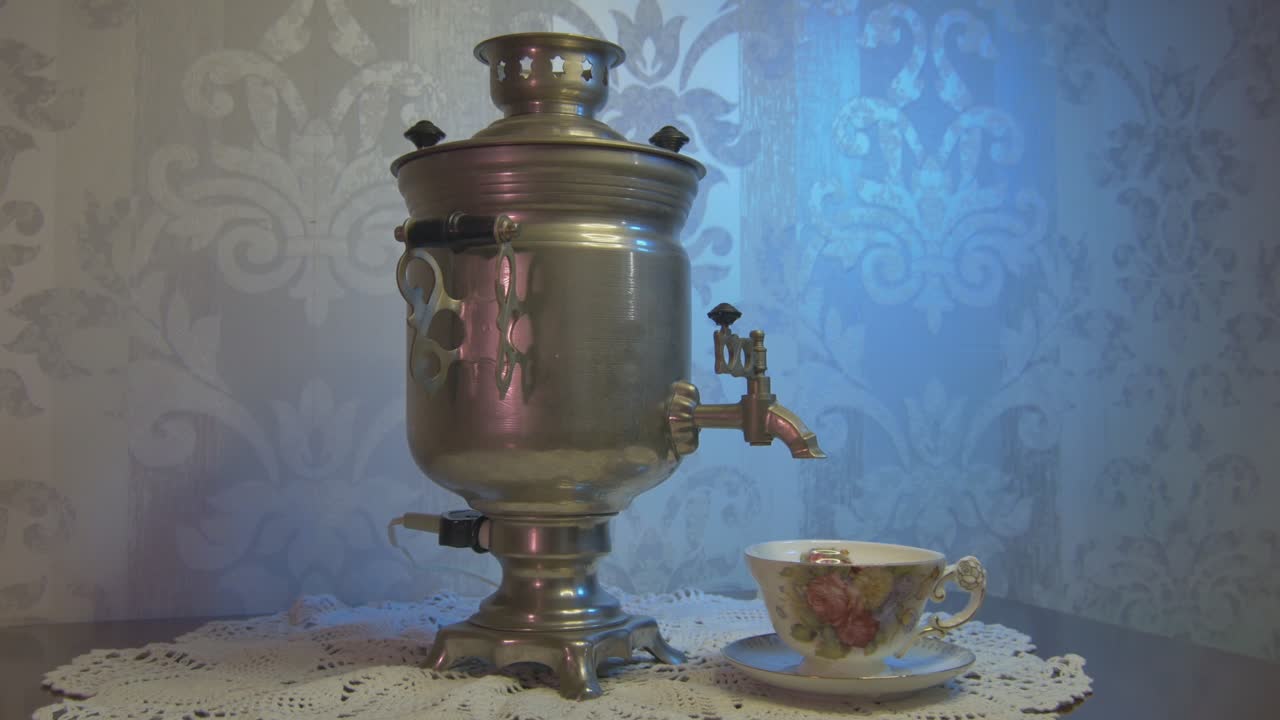tetera de metal samovar vintage iluminada por luz azul y rosa-1