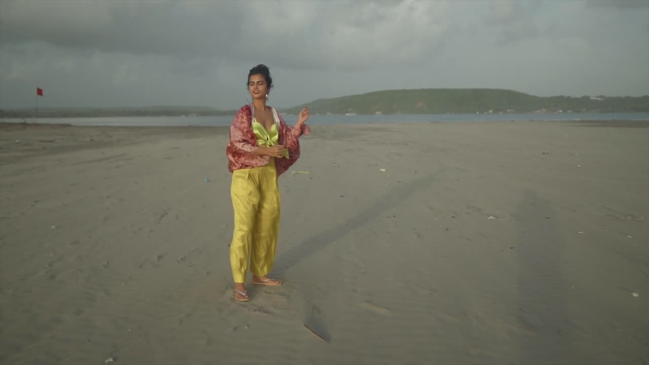 놀라운 사진 은 창의적 인 옷 을 입은 어린 소녀 가 바 ⁇ 가 의 날씨 를 받아들이고, 기쁜 마음 으로 손 에 바람개 의 줄 을 들고 있는 것 을 포착 한다