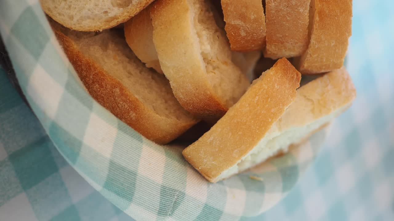 A basket of sliced bread