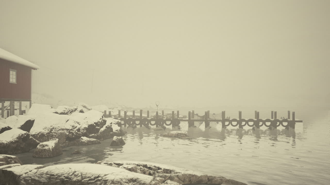 차가운 노르웨이 바다에서 도크와 빨간 건물의 눈 인 장면
