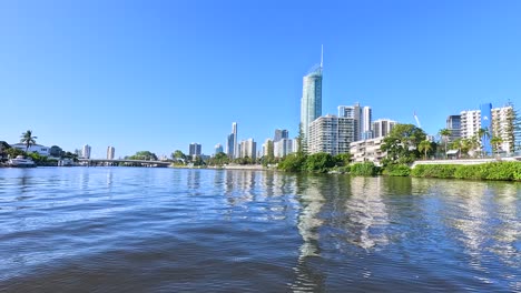 crucero panorámico por el río a través de paisajes urbanos