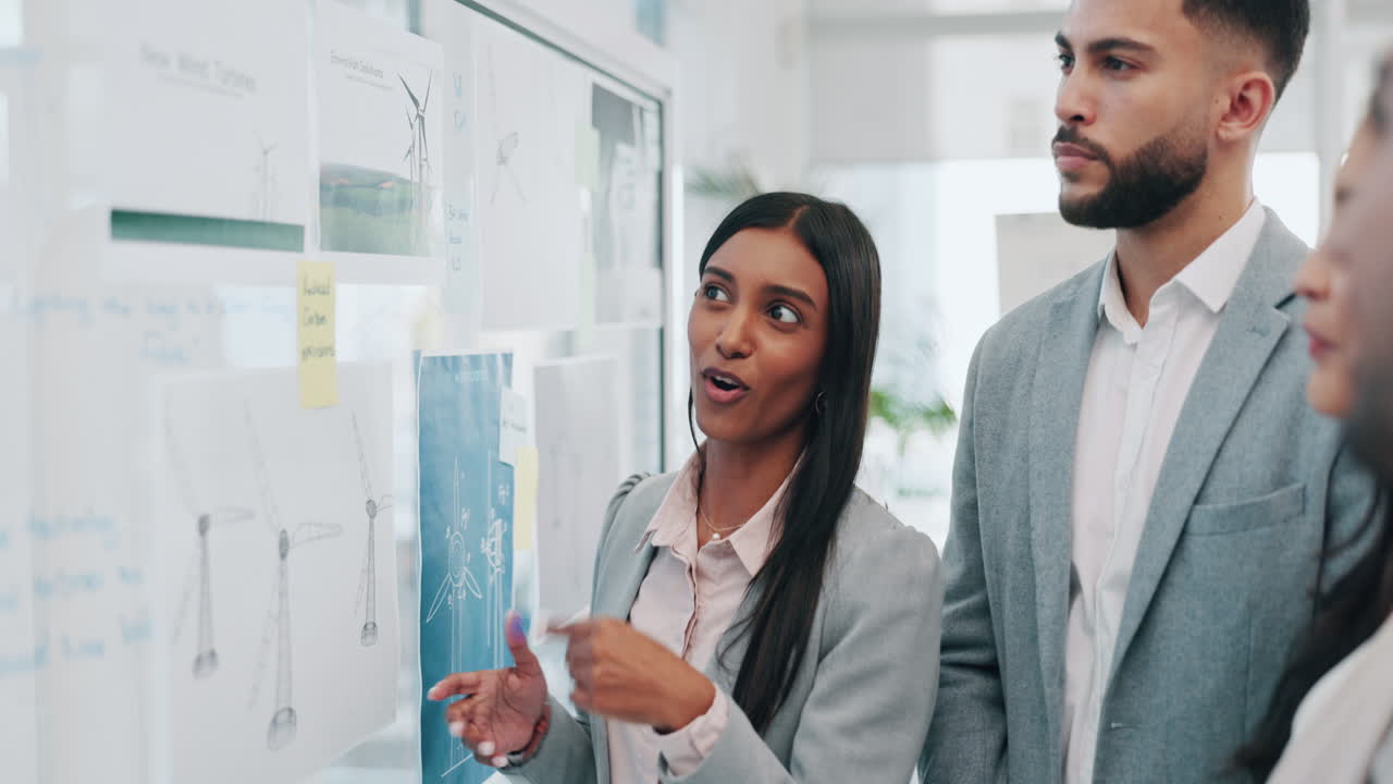 mujer de negocios, entrenamiento y presentación en equipo