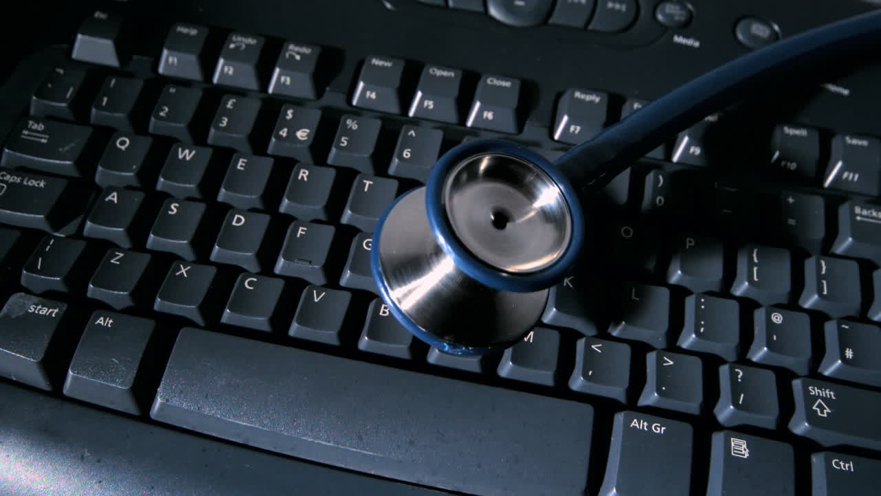 estetoscopio cayendo sobre el teclado