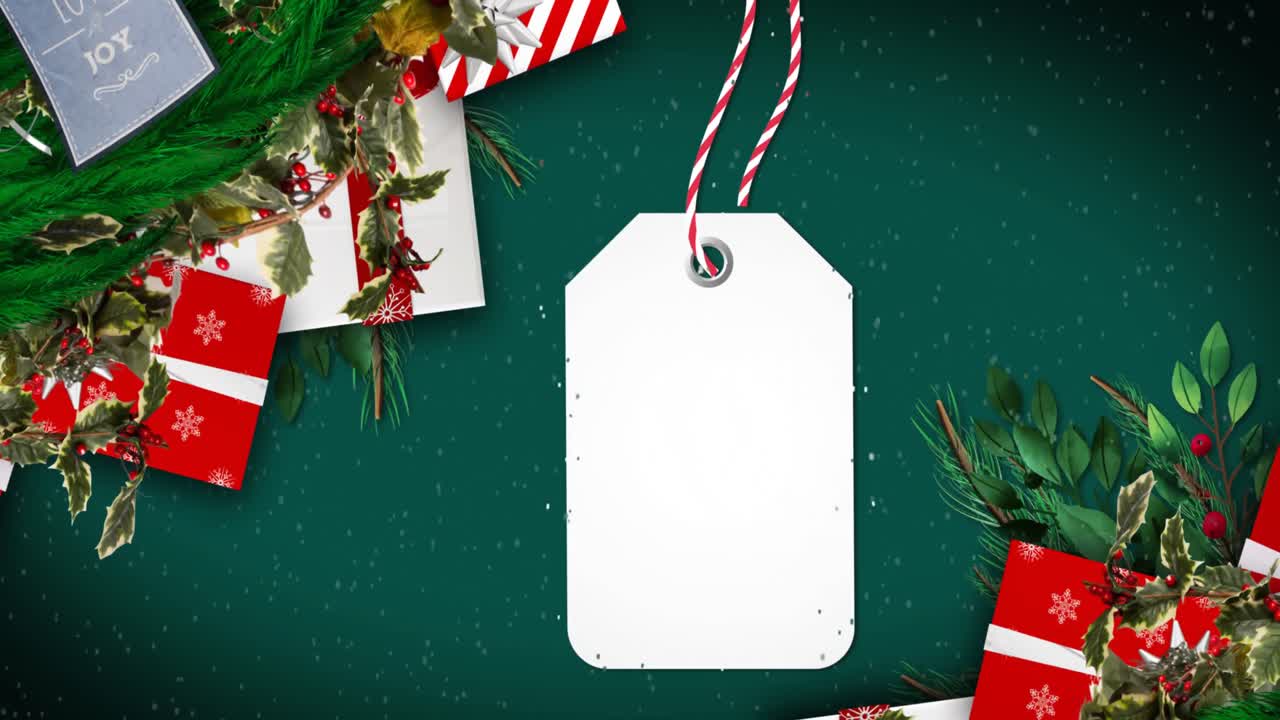animación de la etiqueta de navidad con espacio de copia, decoraciones y nieve cayendo sobre fondo verde.