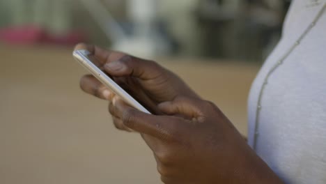 Primer-Plano-De-Manos-Femeninas-Escribiendo-En-Un-Teléfono-Inteligente.