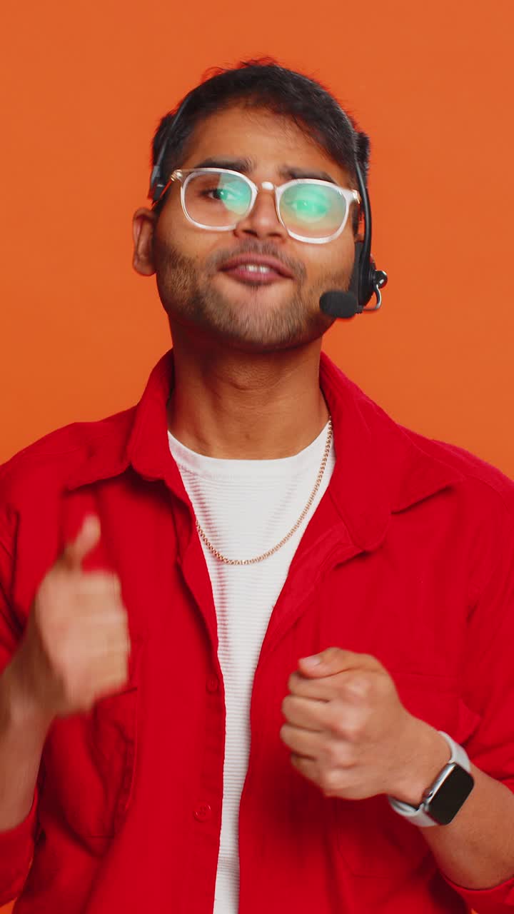 hombre indio trabajador independiente en auriculares centro de llamadas operador de servicio de apoyo línea de ayuda hablando