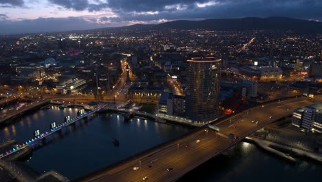 sobrevuelo aéreo del centro de la ciudad de belfast y el río lagan por la noche