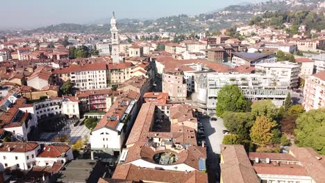 Los-Icónicos-Tejados-Y-El-Centro-De-La-Ciudad-De-Bérgamo,-Vuelo-Aéreo-Hacia-Atrás