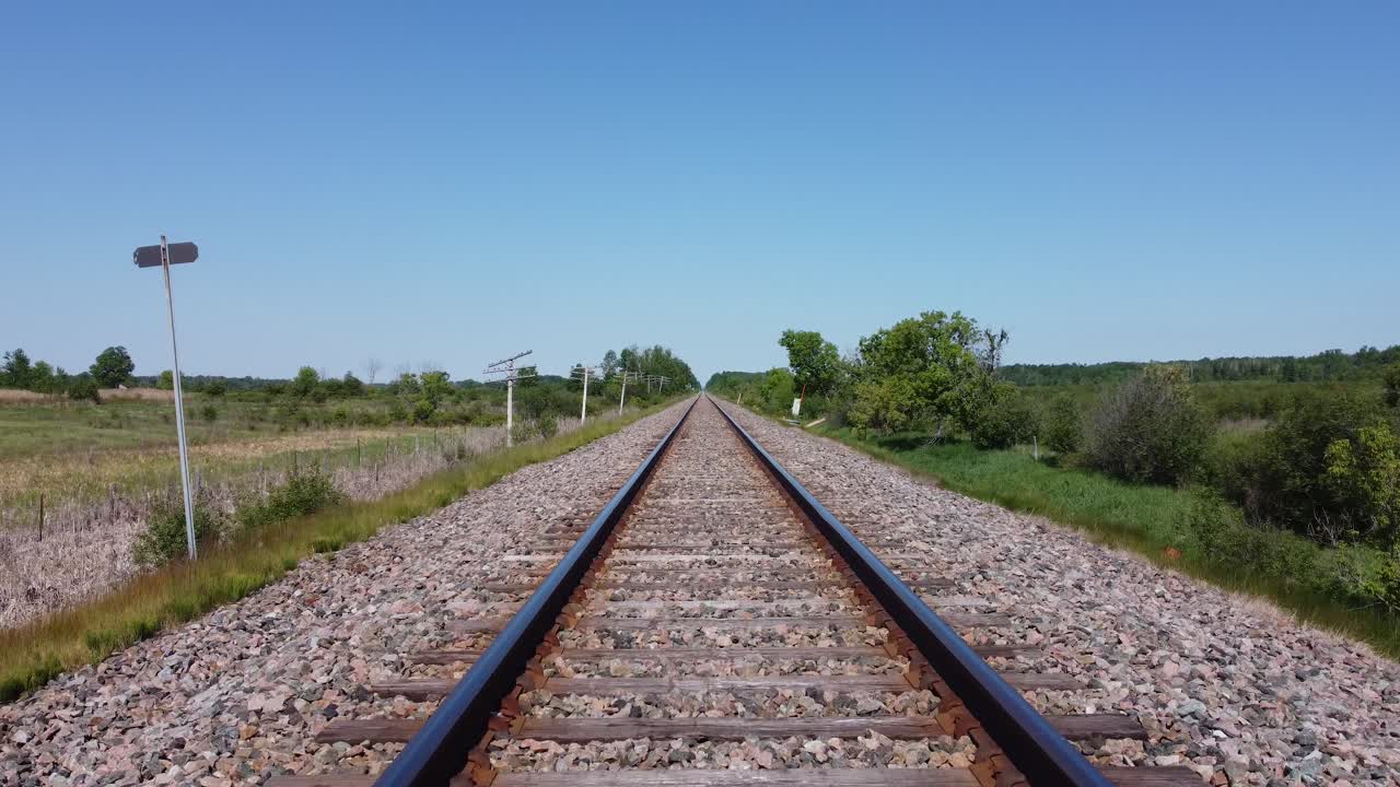 여름철 철로를 따라 이동하는 기차 앞에서 본 시점