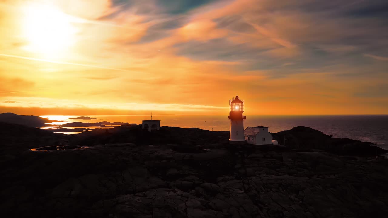 faro costero. el faro de lindesnes es un faro costero en el extremo sur de noruega.
