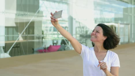 Hermosa-Mujer-Madura-Sonriente-Con-Teléfono-Inteligente-Al-Aire-Libre.