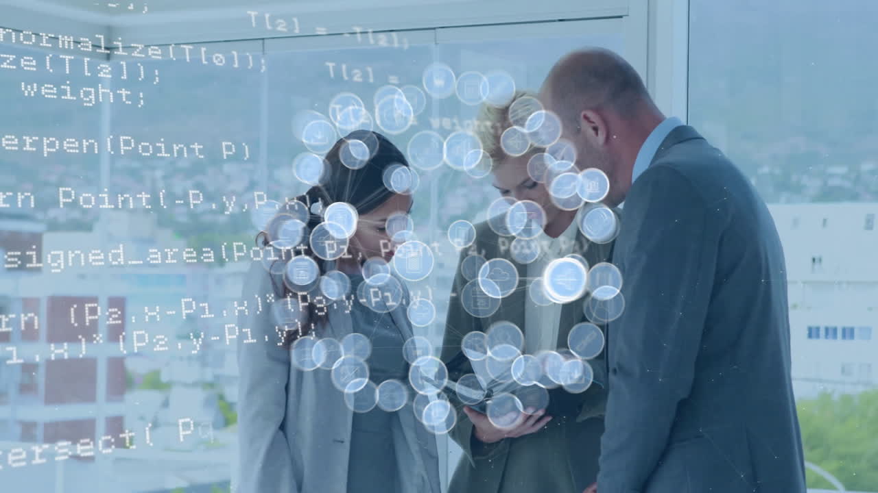 Animazione di icone multimediali ed elaborazione dati su colleghi diversi che discutono di lavoro durante una riunione