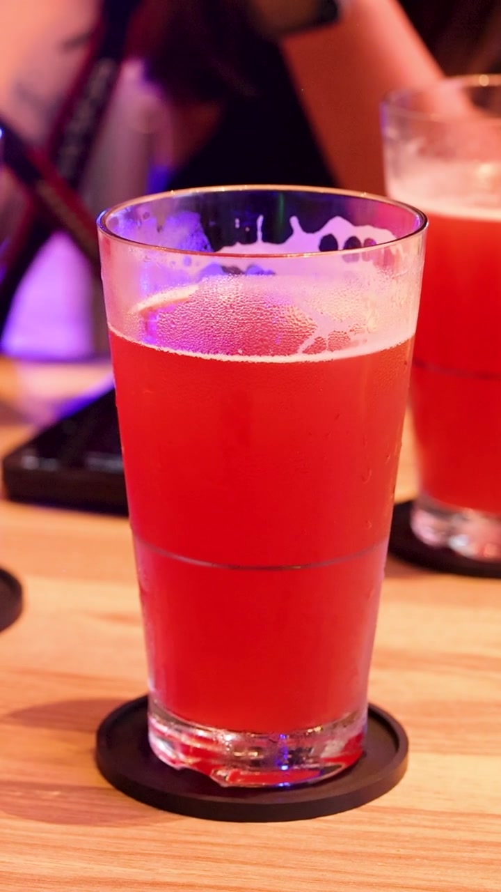 Due persone che condividono un drink a tavola