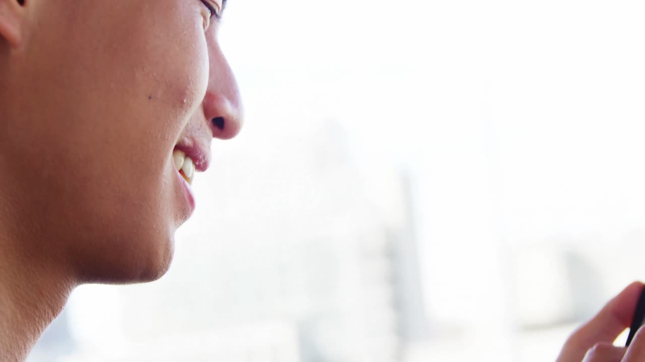 스마트폰을 사용하면서 미소 짓는 남자