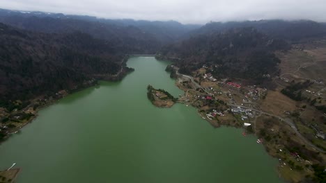 Vista-Aérea-Por-Drones-Del-Lago-Colibita-Con-Una-Pequeña-Isla