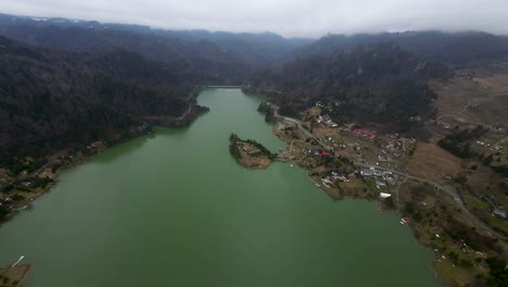vista aérea de drones del lago colibita con una pequeña isla