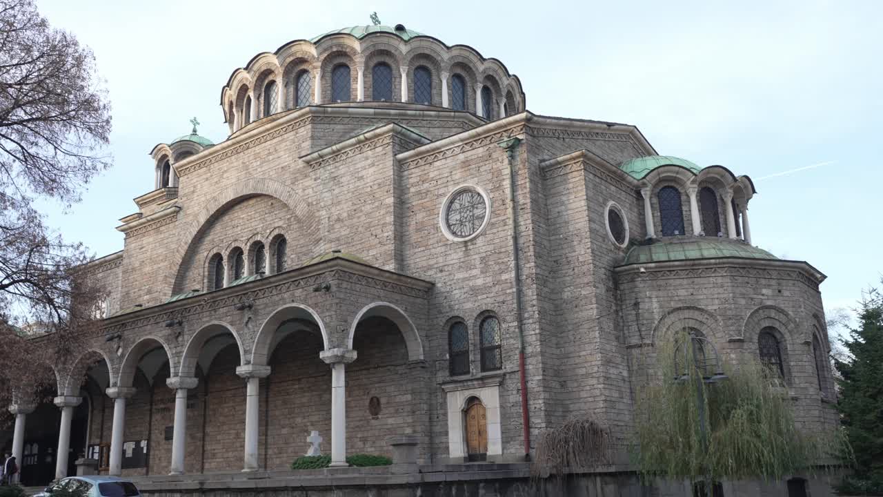 toma de bajo ángulo de la iglesia de los siete santos o la iglesia sveti sedmochislenitsi en la capital de bulgaria, sofía durante la noche