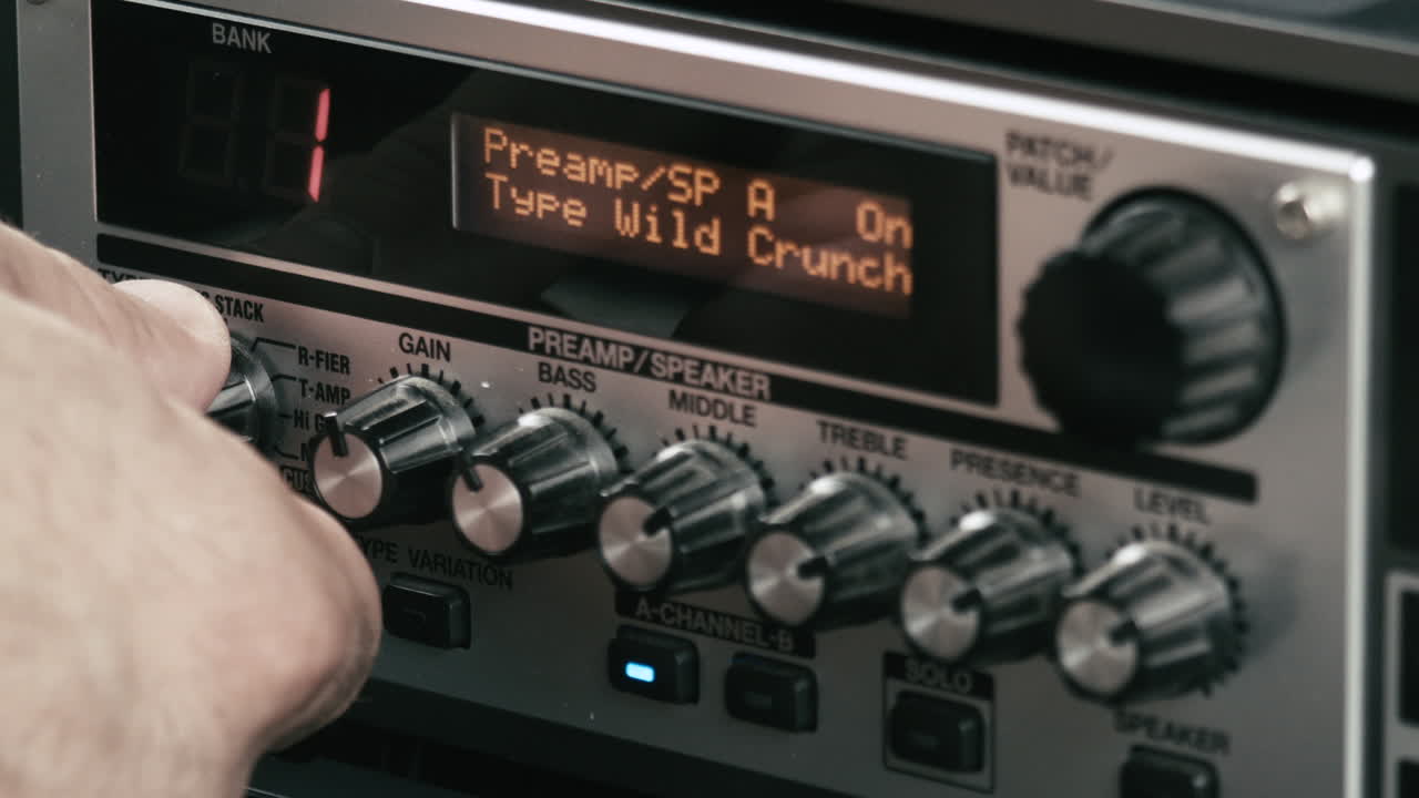 음악가의 손이 기타 프리앰프 다중 효과의 스피커 설정을 변경하고 닫습니다.