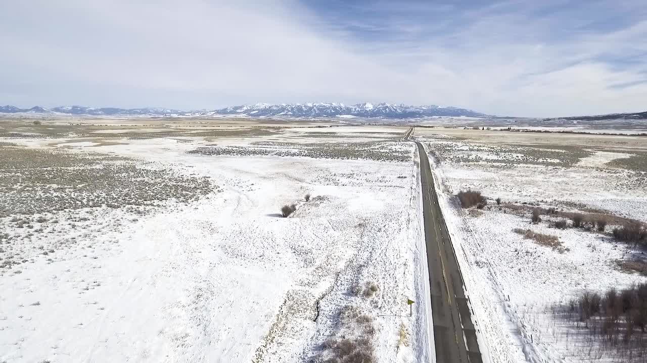 큰 계곡을 보여주는 카메라 풀백