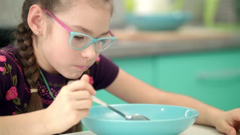 Cara-De-Niña-Hambrienta-Comiendo-Copos-De-Maíz-Con-Leche.-Sabrosa-Comida-De-La-Mañana