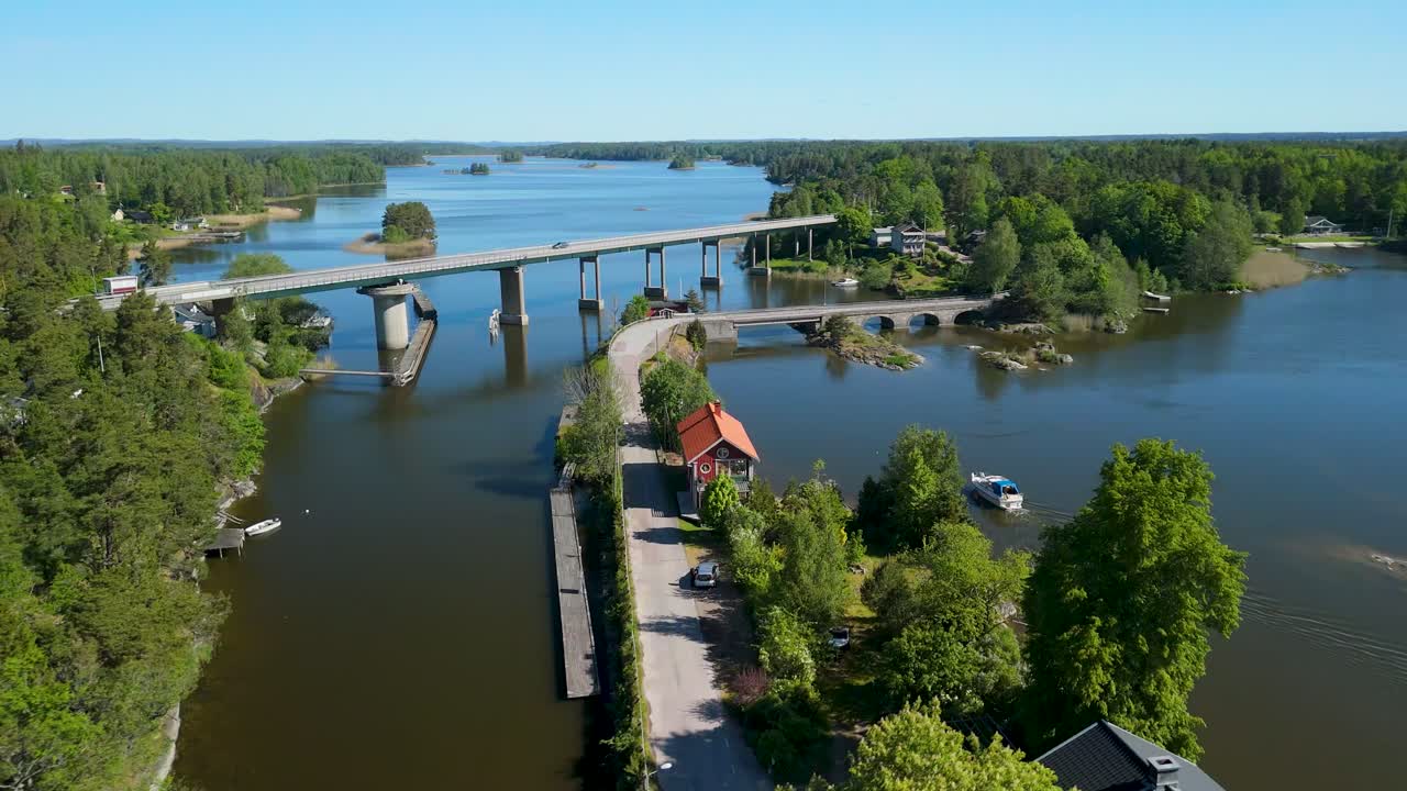 Drone in volo sul pittoresco porto di Köpmannebro e sui ponti ferroviari all'ingresso del canale di Dalsland, con le acque blu del lago Vänern e i rigogliosi paesaggi verdi di Mellerud, in Svezia.