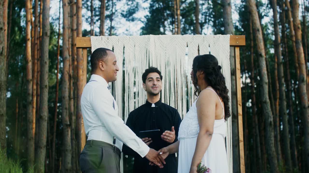 Coppia che si sposa in una foresta.